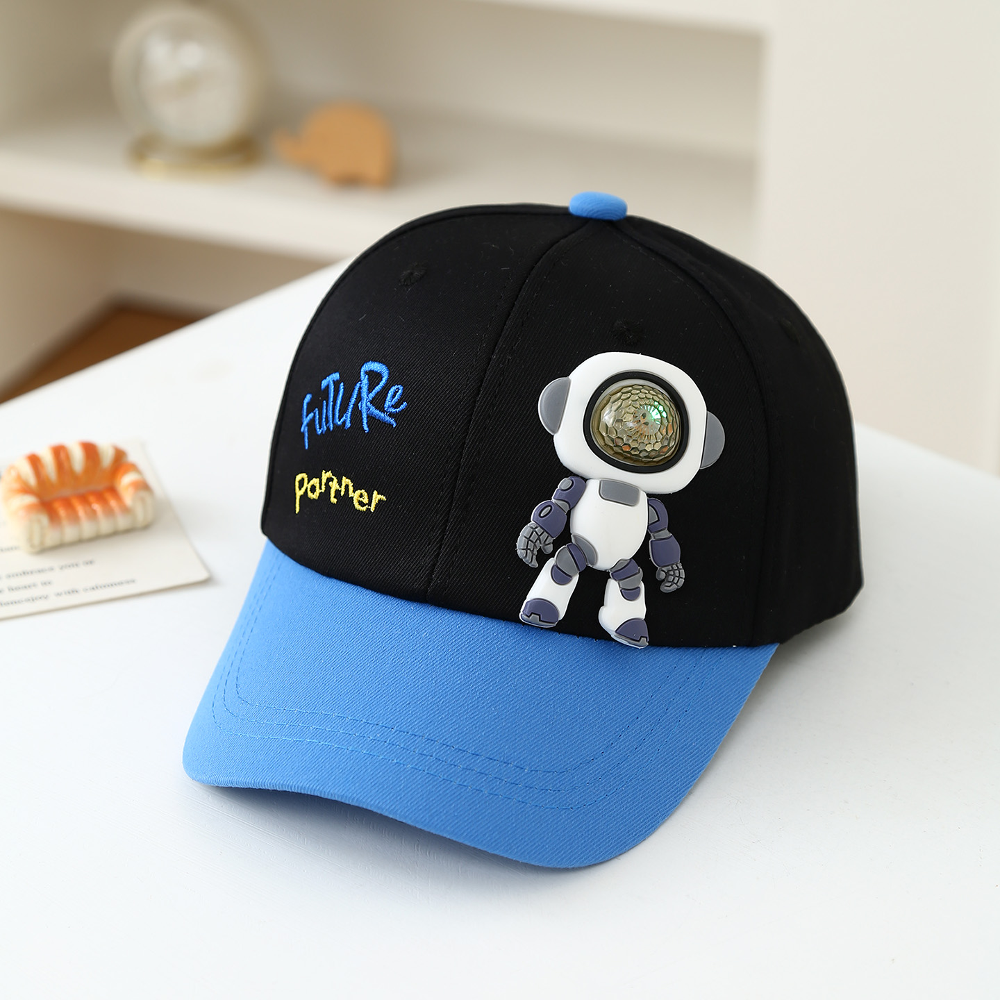 Embroidery Cap - ตุ๊กตารоботยางนิ่มสำหรับเด็ก พร้อมหมวกเบสบอลปักตัวอักษรสีสันสดใสลาย 