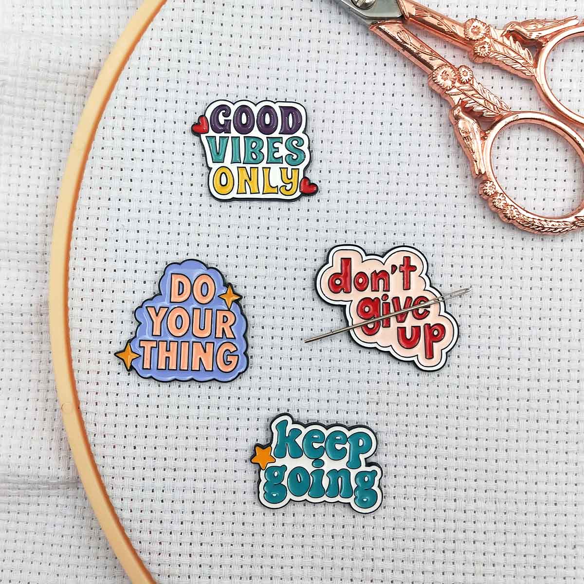 Needle Minder Magnet - แม่เหล็กเก็บเข็มเย็บผ้าสำหรับงานปักครอสติช, ที่เก็บเข็มปัก, แม่เหล็กเก็บเข็มเย็บผ้าพร้อมข้อความสร้างแรงบันดาลใจ อุปกรณ์เสริมสำหรับงานควิลท์และงานเย็บปักถักร้อย