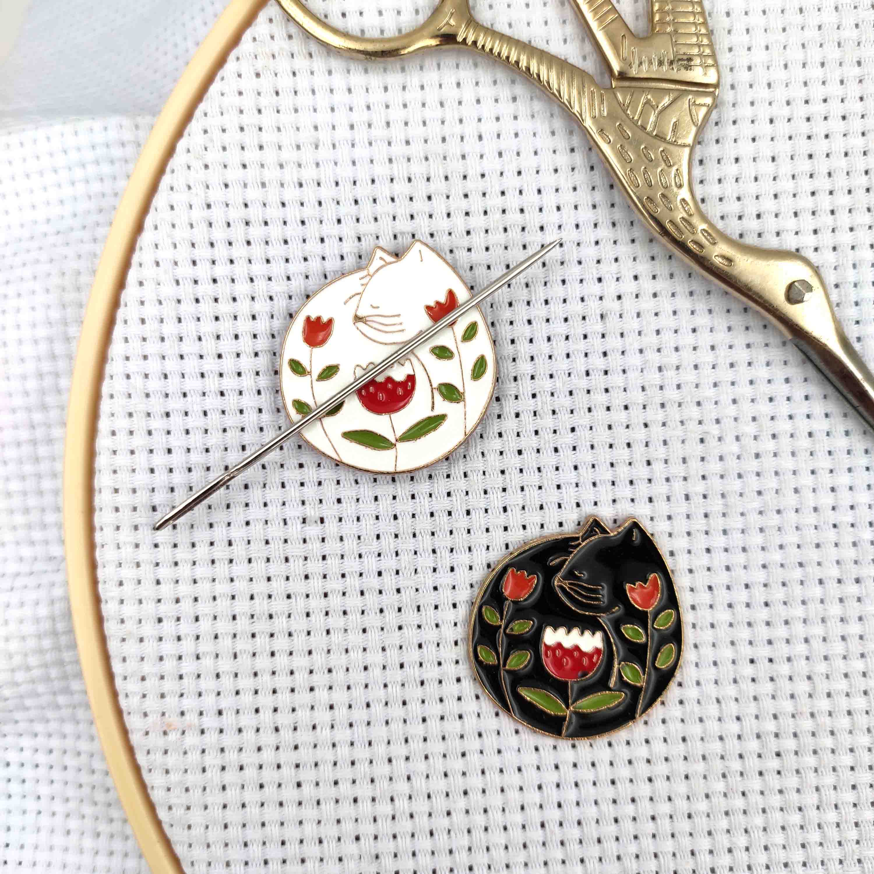 Needle Minder Magnet - เข็ม Minder เซ็ตแม่เหล็กของ2แมวสีดำสีขาวจักรเย็บผ้าแม่เหล็กเข็มผู้รักษาประตู Finder ถือเข็มบน jarum