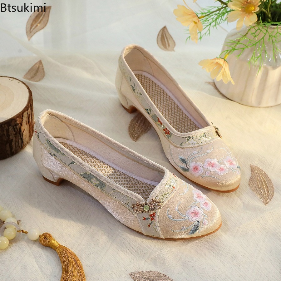 Embroidery Cloth - รองเท้าผู้หญิงสไตล์ชาติพันธุ์ปี 2026 รองเท้าผ้าปักลายแบบปักกิ่งโบราณ รองเท้าลำลองเรียบง่ายสไตล์เรโทร ชุดกี่เพ้า ฮั่นฝู
