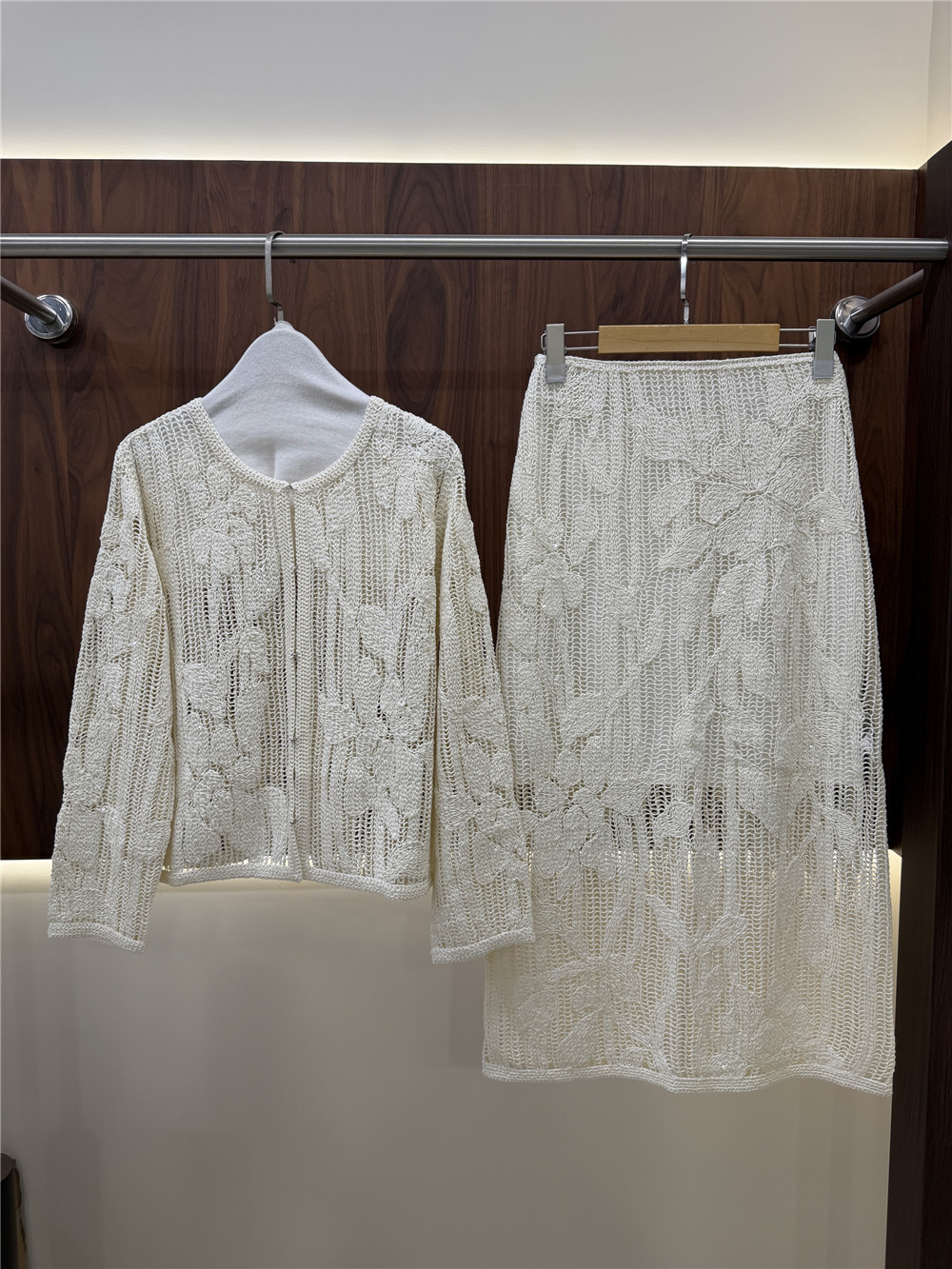 Embroidery Cardigan - ชุดถักปักลายฉลุสำหรับผู้หญิง: เสื้อคาร์ดิแกนแขนยาวคอกลมและกระโปรงทรงตรง