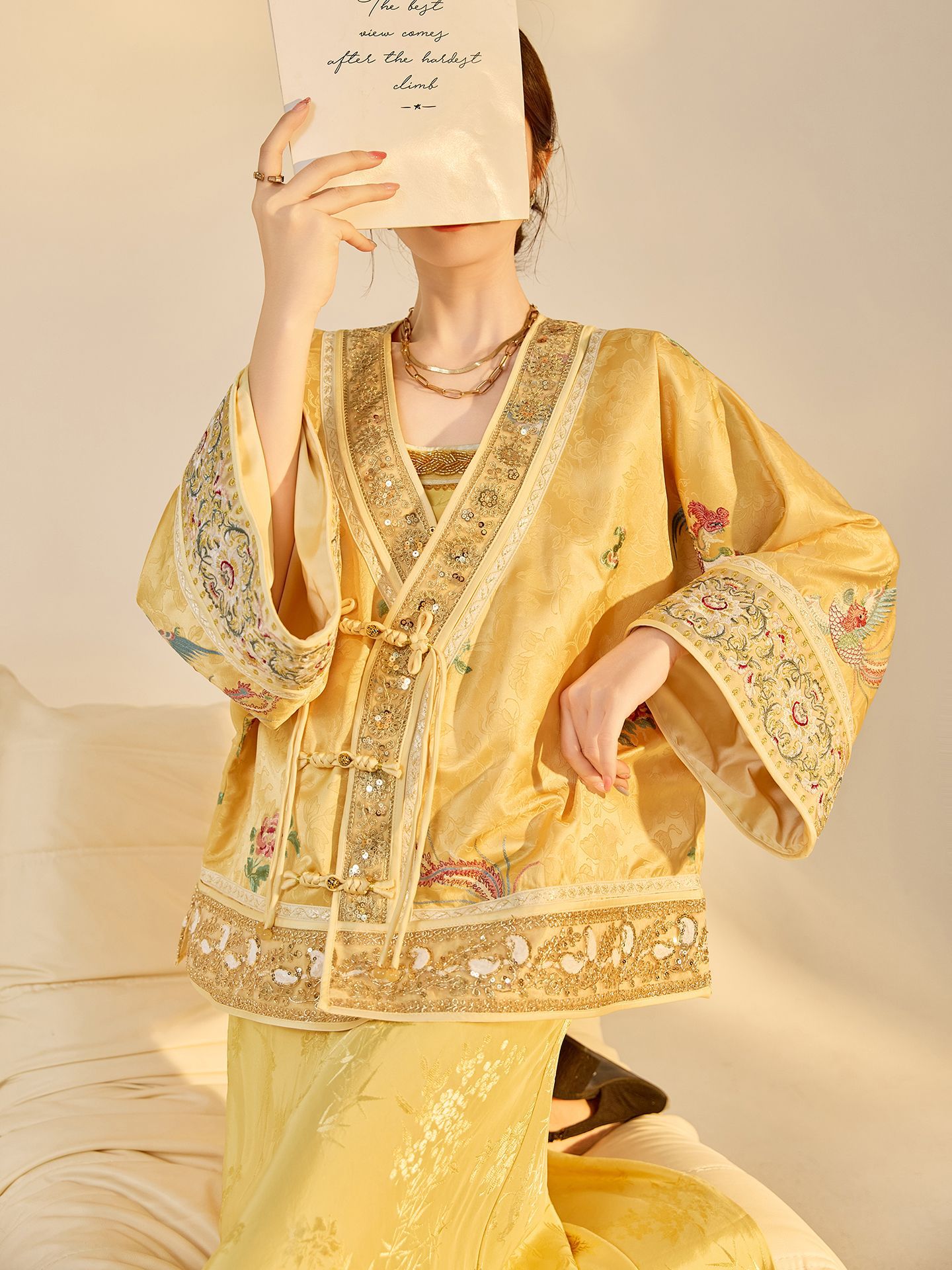 Embroidery Origin - เสื้อแจ็คเก็ตแฟชั่นใหม่ประจำฤดูใบไม้ร่วง คอวี ดีไซน์หรูหรา สไตล์จีนประยุกต์ ปักลูกปัดอย่างประณีต