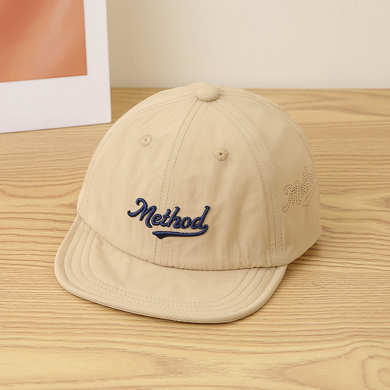Embroidery Cap - หมวกเบสบอลเด็กทรงอเมริกันปักลายแบบหนา แห้งเร็ว ขอบหมวกนุ่ม พร้อมตาข่ายระบายอากาศด้านข้าง สำหรับกีฬาลำลอง