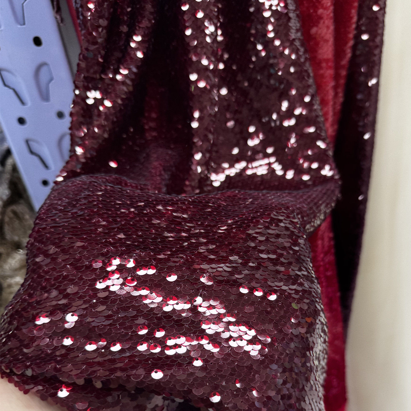 ผ้าตาข่ายปักเลื่อมสีแดงเบอร์กั - Embroidery Underlay บทวิจารณ์และราคา