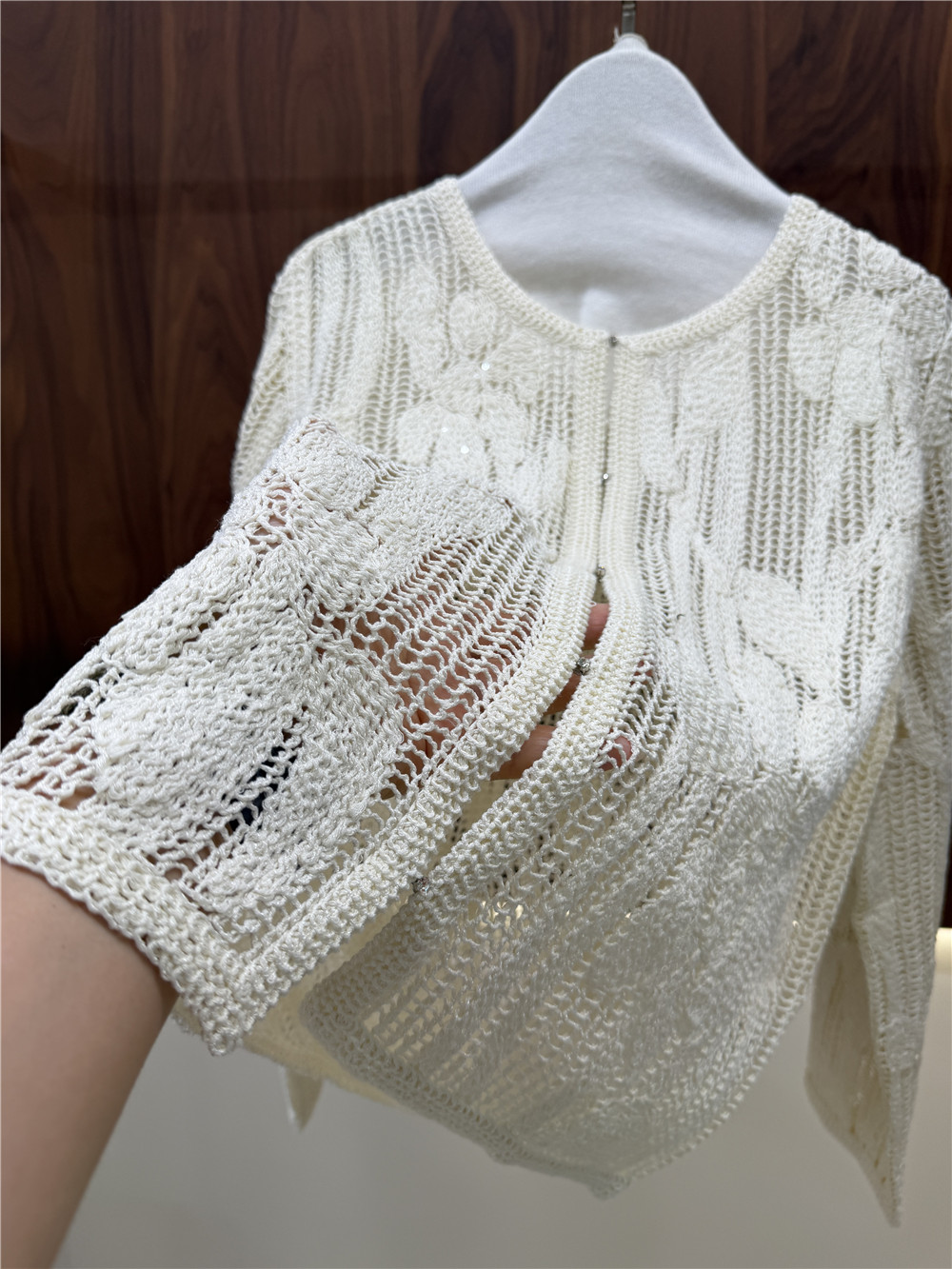 ชุดถักปักลายฉลุสำหรับผู้หญิง:  - Embroidery Cardigan บทวิจารณ์และราคา