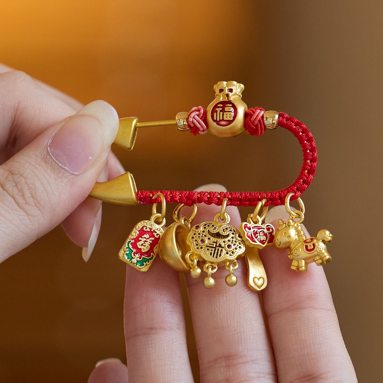 เข็มกลัดม้าแดง ร่ำรวยทันที ปีน - Embroidery Icon บทวิจารณ์และราคา