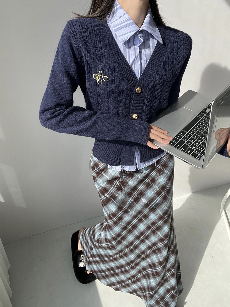 เสื้อคาร์ดิแกนไหมพรมทรงวีคอแบบ - Embroidery Cardigan บทวิจารณ์และราคา