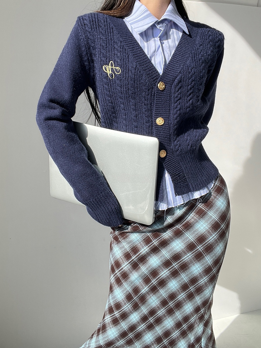 เสื้อคาร์ดิแกนไหมพรมทรงวีคอแบบ - Embroidery Cardigan บทวิจารณ์และราคา